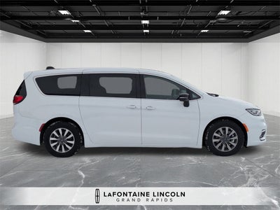 2025 Chrysler Pacifica Hybrid Select