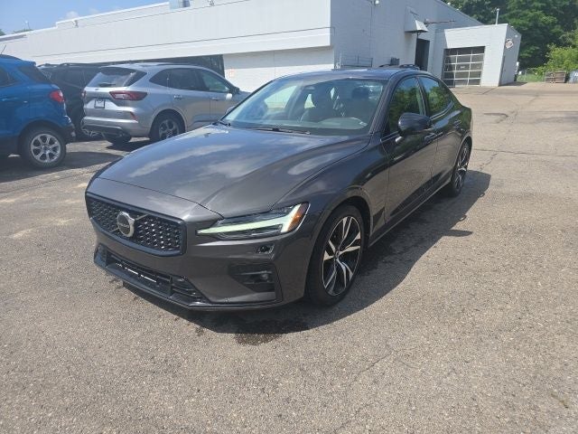 2024 Volvo S60 B5 Core Dark Theme