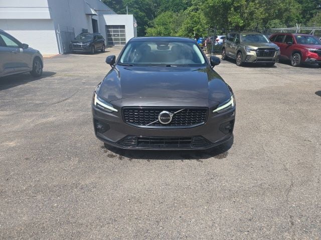 2024 Volvo S60 B5 Core Dark Theme
