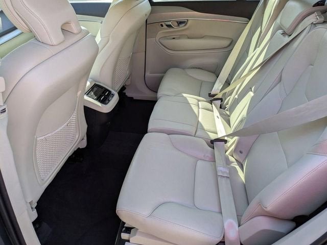 2022 Volvo XC90 T5 Momentum 7 Passenger
