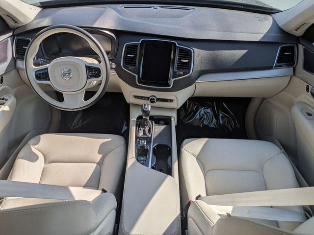 2022 Volvo XC90 T5 Momentum 7 Passenger