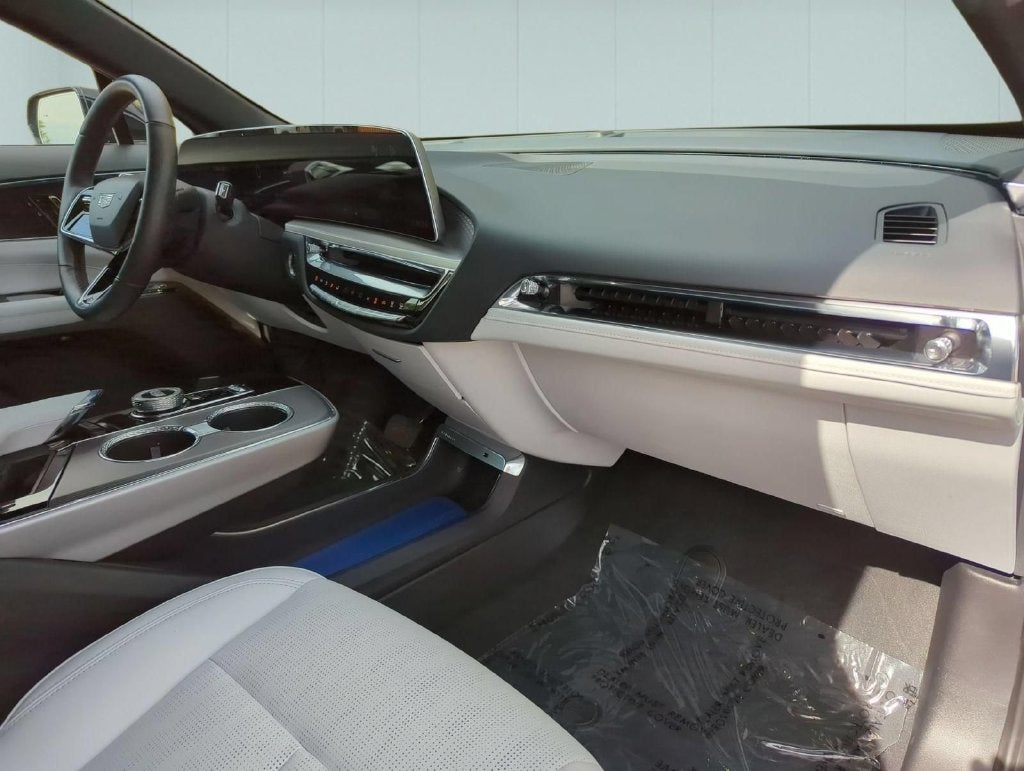 2024 Cadillac LYRIQ Luxury 1