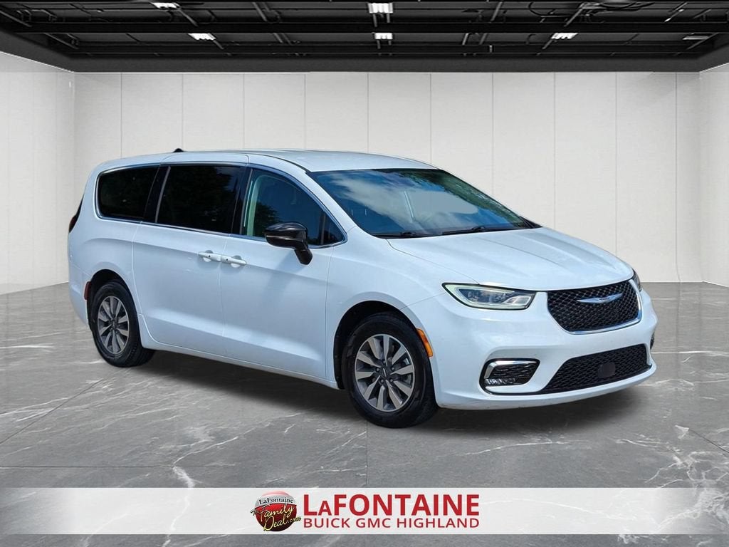 2024 Chrysler Pacifica Hybrid Select