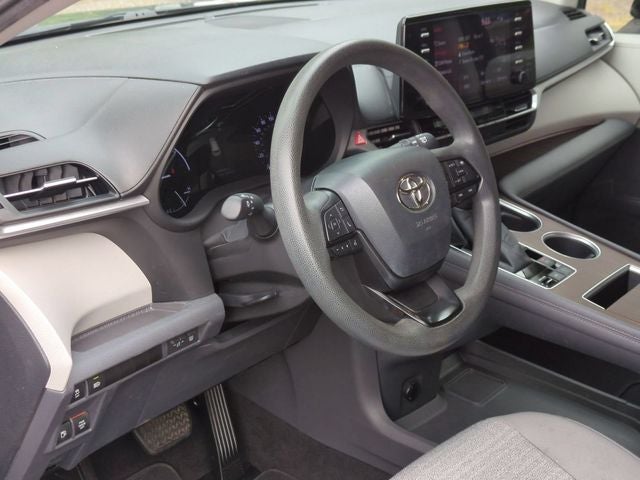 2022 Toyota Sienna LE 8 Passenger