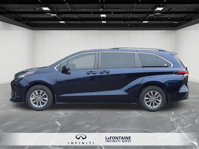 2022 Toyota Sienna LE 8 Passenger