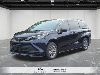 2022 Toyota Sienna LE 8 Passenger