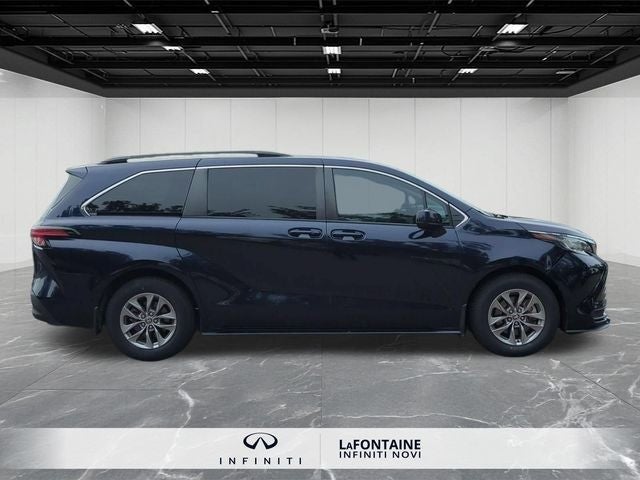 2022 Toyota Sienna LE 8 Passenger