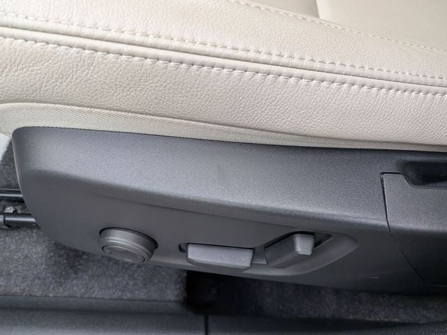 2024 Volvo XC40 B5 Plus Bright Theme