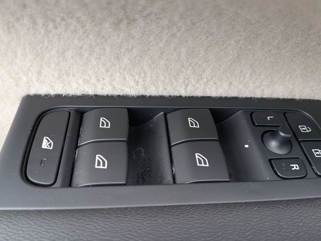 2024 Volvo XC40 B5 Plus Bright Theme