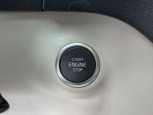 2024 Volvo XC40 B5 Plus Bright Theme