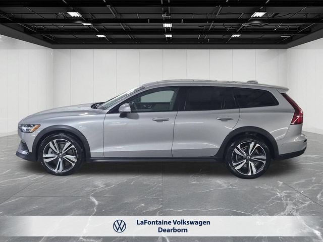 2025 Volvo V60 Cross Country B5 Plus