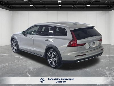 2025 Volvo V60 Cross Country B5 Plus