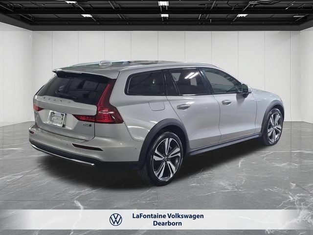 2025 Volvo V60 Cross Country B5 Plus