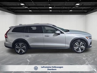 2025 Volvo V60 Cross Country B5 Plus