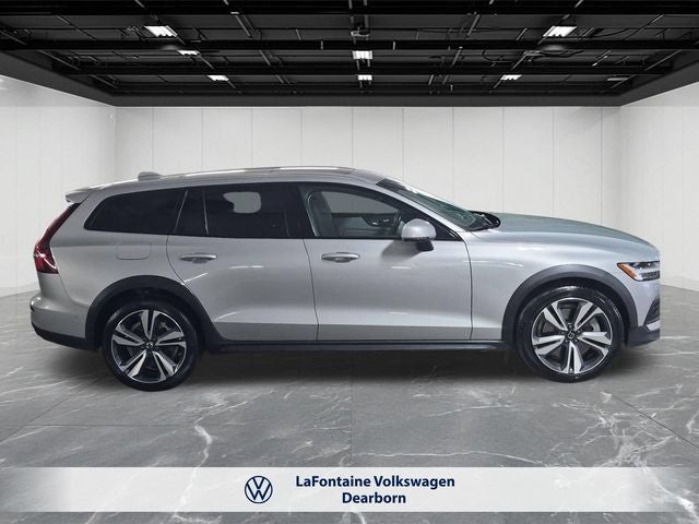 2025 Volvo V60 Cross Country B5 Plus
