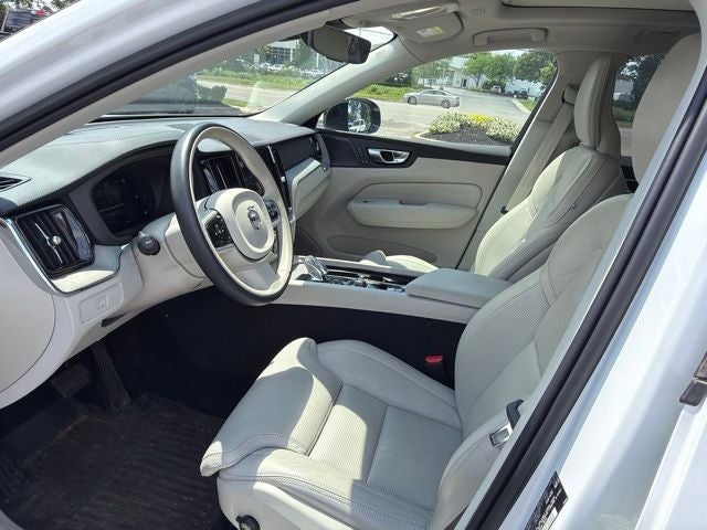 2023 Volvo XC60 B6 Ultimate Dark Theme