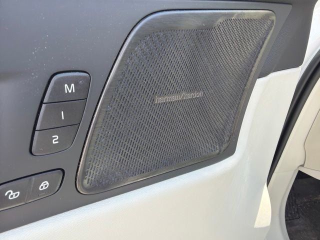 2023 Volvo XC60 B6 Ultimate Dark Theme