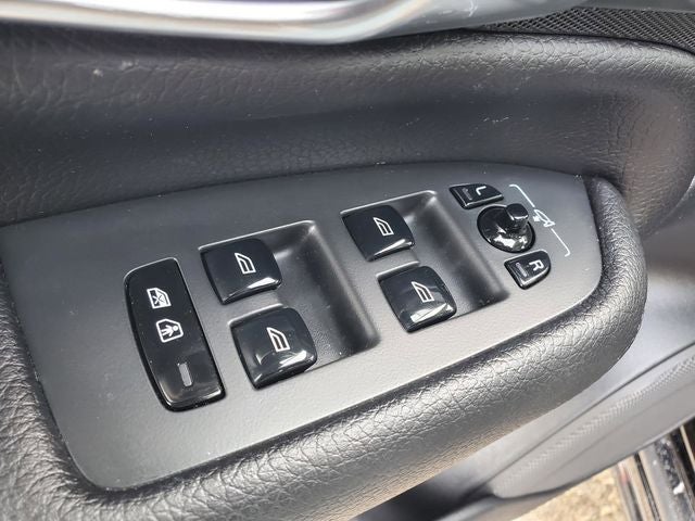 2021 Volvo XC90 T6 Momentum 6-Seat