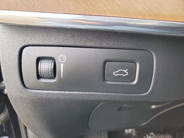 2021 Volvo XC90 T6 Momentum 6-Seat