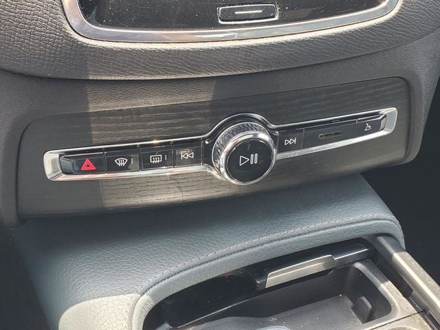 2020 Volvo XC90 T6 Momentum