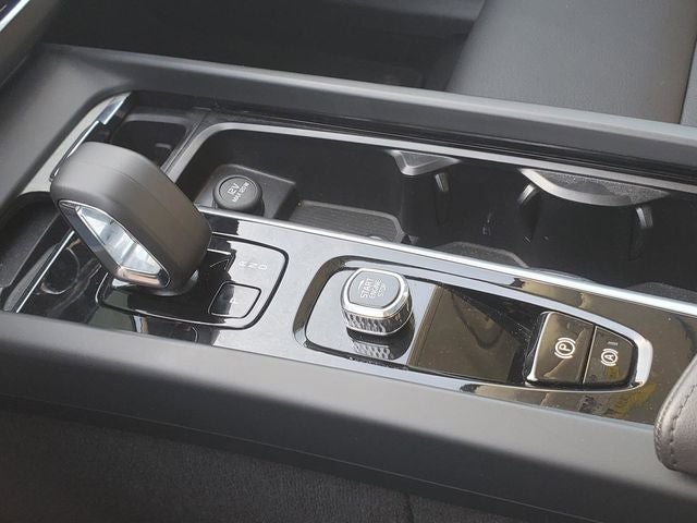 2025 Volvo XC60 Plug-In Hybrid T8 Plus