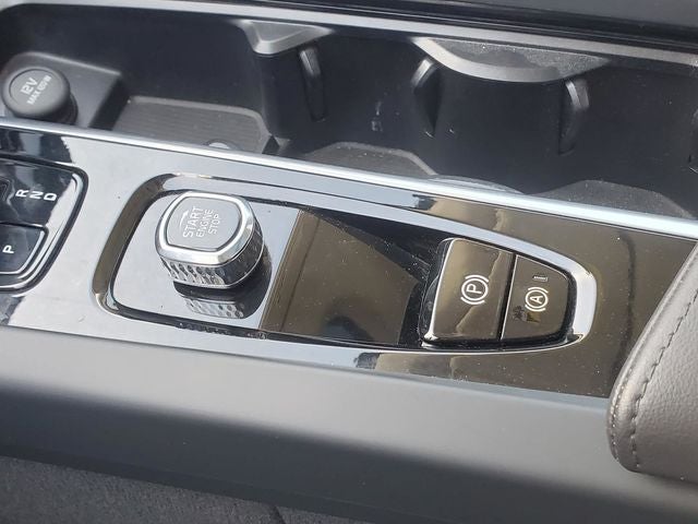 2025 Volvo XC60 Plug-In Hybrid T8 Plus