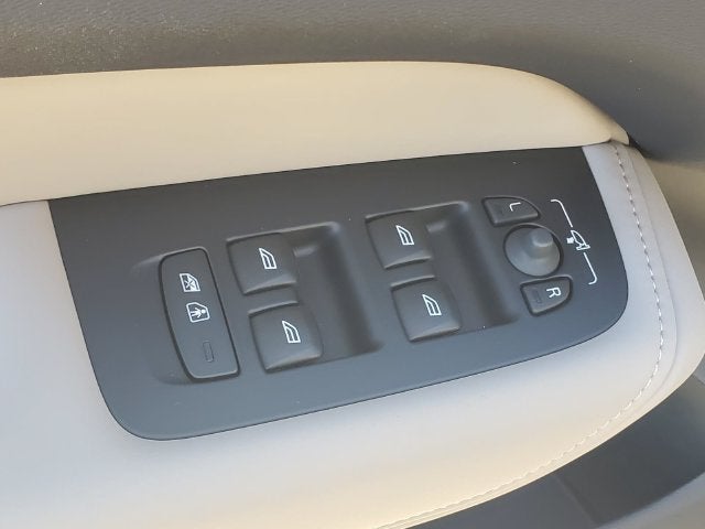 2027 Volvo XC60 T8 Plus
