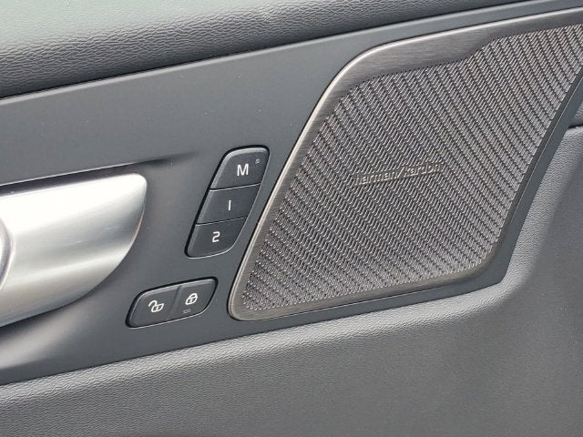 2027 Volvo XC60 T8 Plus