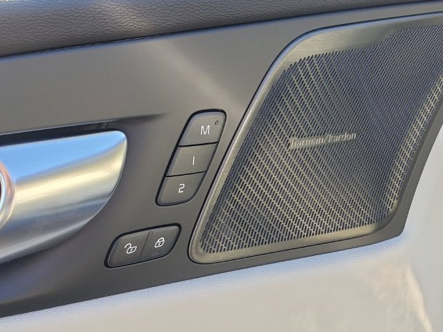 2027 Volvo XC60 B5 Ultra