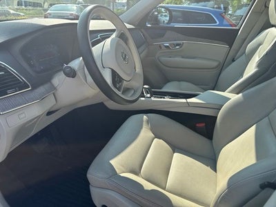 2023 Volvo XC90 B5 Plus
