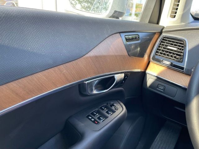 2023 Volvo XC90 B5 Plus