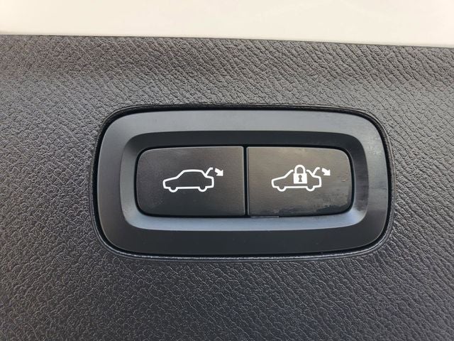 2023 Volvo XC90 B5 Plus