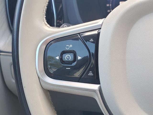 2023 Volvo XC60 B5 Plus Dark Theme