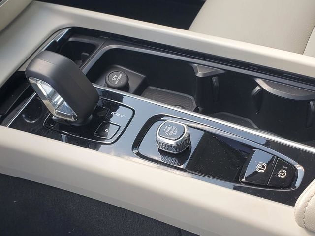 2023 Volvo XC60 B5 Plus Dark Theme