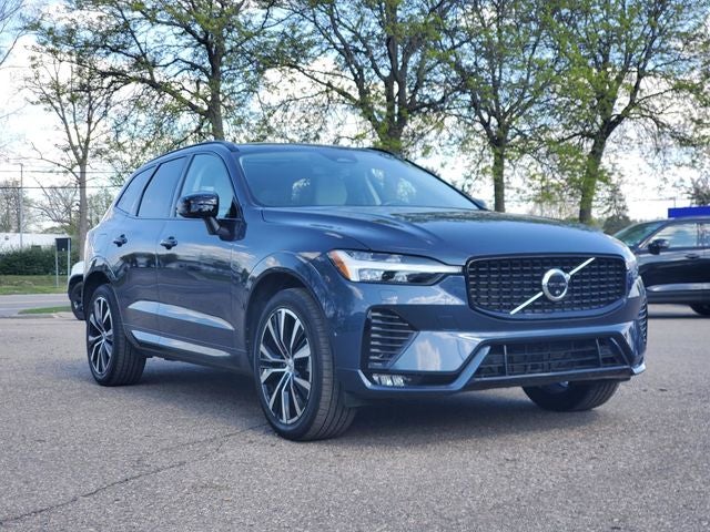 2023 Volvo XC60 B5 Plus Dark Theme