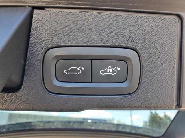 2023 Volvo XC60 B5 Plus Dark Theme