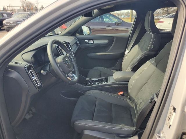 2025 Volvo XC40 B5 Plus Dark Theme