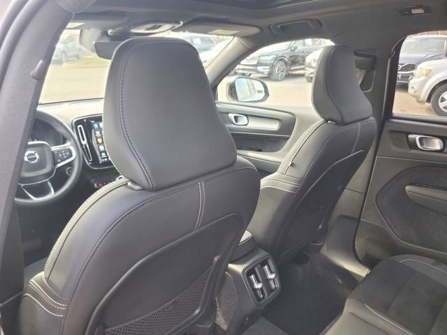 2025 Volvo XC40 B5 Plus Dark Theme