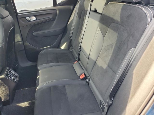 2025 Volvo XC40 B5 Plus Dark Theme