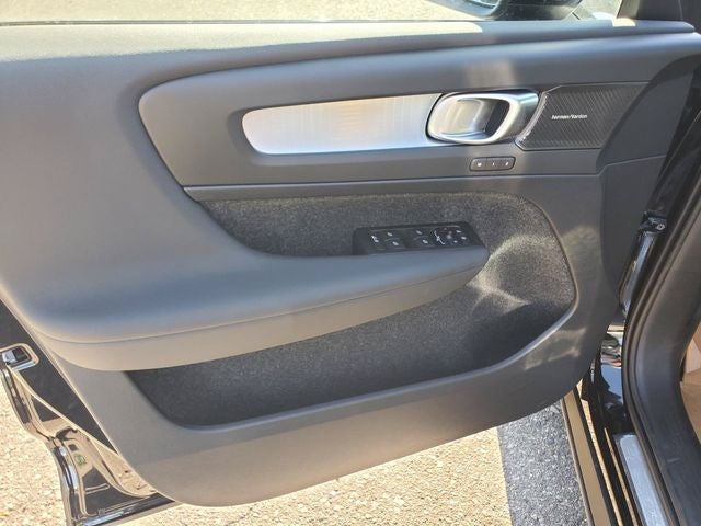 2026 Volvo XC40 B5 Ultra Black Edition