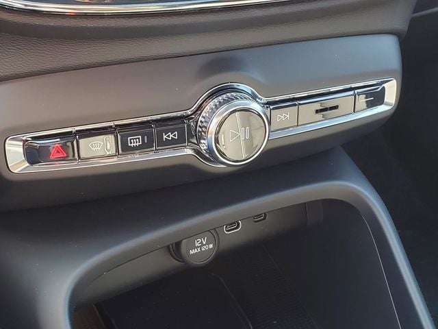 2026 Volvo XC40 B5 Ultra Black Edition