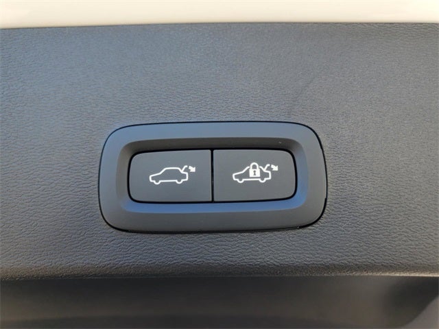 2026 Volvo XC40 B5 Ultra Black Edition