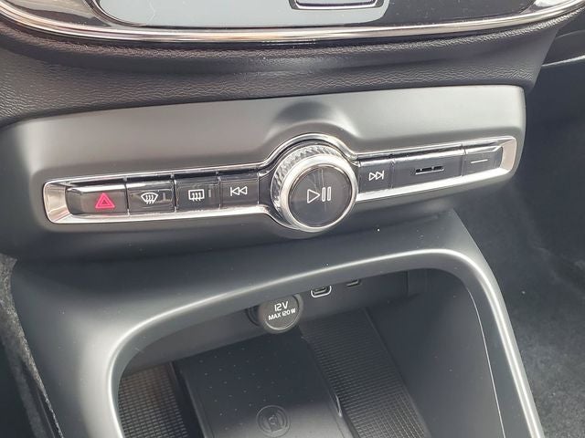 2026 Volvo XC40 B5 Ultra Black Edition