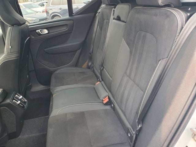 2026 Volvo XC40 B5 Ultra Black Edition