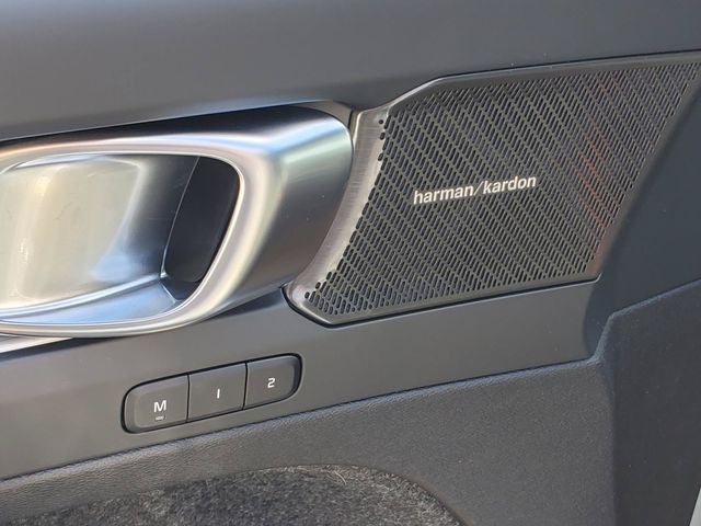 2026 Volvo XC40 B5 Ultra Black Edition