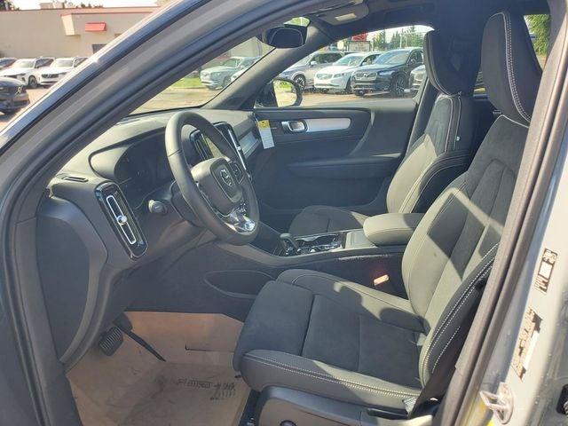 2026 Volvo XC40 B5 Ultra Black Edition