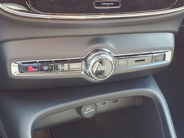 2026 Volvo XC40 B5 Ultra Black Edition