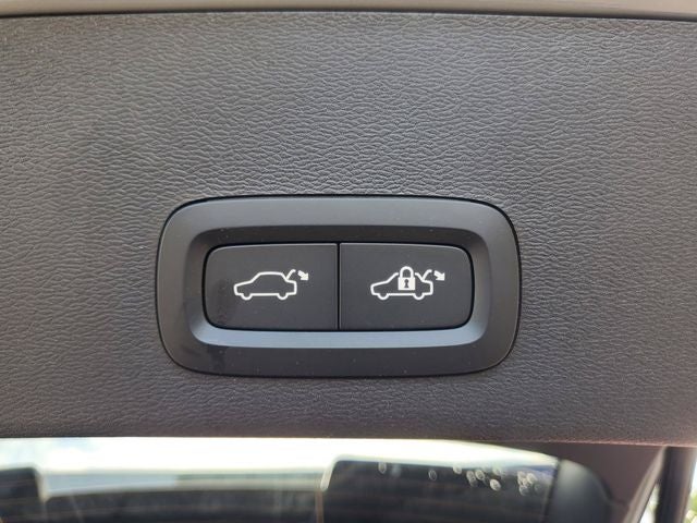 2026 Volvo XC40 B5 Ultra Black Edition