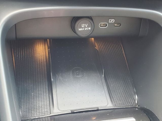 2024 Volvo XC40 B5 Plus Bright Theme