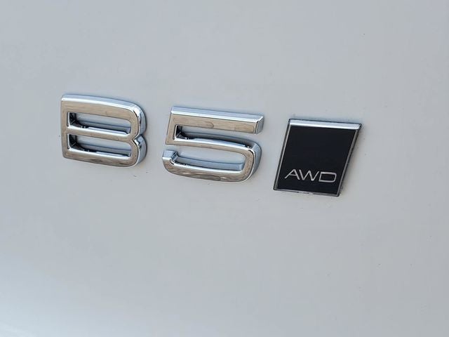 2024 Volvo XC40 B5 Plus Bright Theme